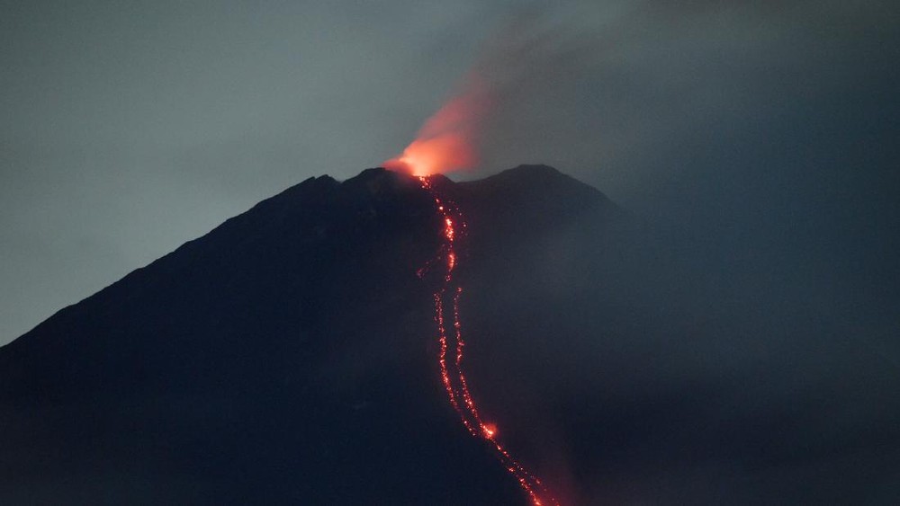 Puncak Semeru Bergemuruh! Erupsi Beruntun, Warga Diminta Siaga Penuh!