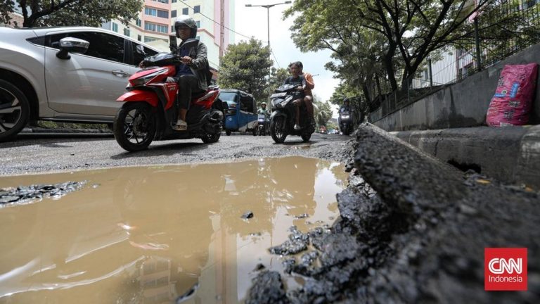 Jakarta Utara Darurat! Jalan Rusak Parah Bikin Lalu Lintas Kacau