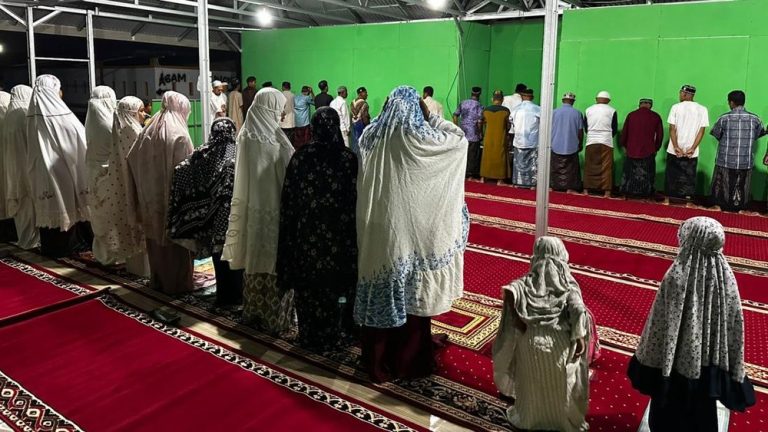Momen Haru! Korban Bencana Aceh Tegar Jalani Tarawih Perdana