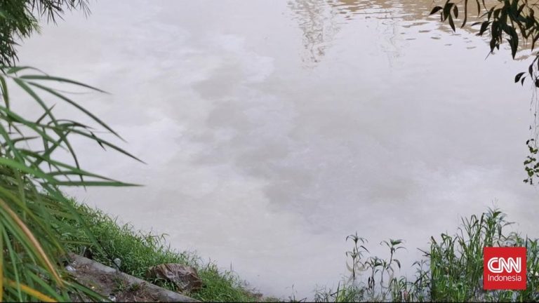 Misteri Kali Serpong: Air Berbusa Putih & Bau Bikin Geger Warga!