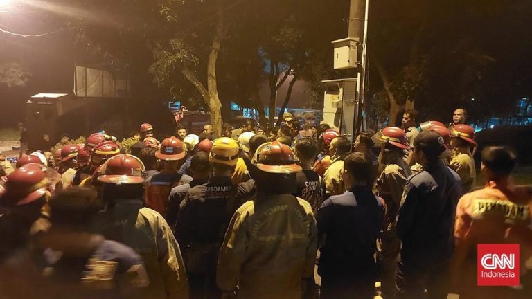 Video Helm Bikin Geger! Damkar Depok Diteror, Alamat Rumah Terkuak! Video Helm Bikin Geger! Damkar Depok Diteror, Alamat Rumah Terkuak!