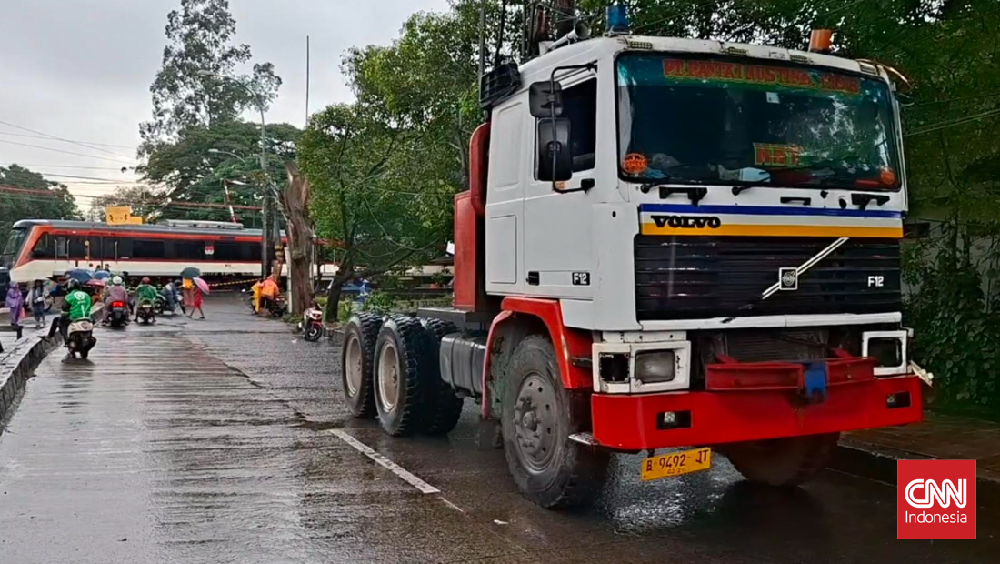 Tangerang Gempar! Truk Tersangkut Rel, Kereta Bandara Menghantam!