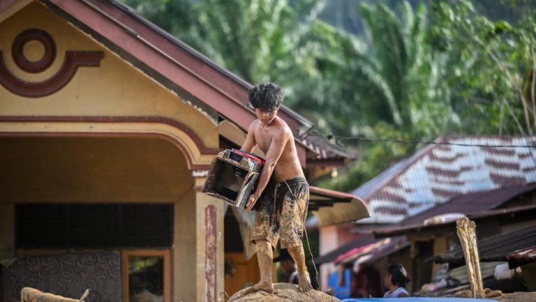 Janji Huntara Tak Kunjung Tiba, Korban Banjir Tapteng Bangun Rumah Sendiri! Janji Huntara Tak Kunjung Tiba, Korban Banjir Tapteng Bangun Rumah Sendiri!