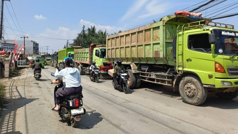 Jalan Baru Hancur! Truk Tambang Bandel Terobos Larangan!