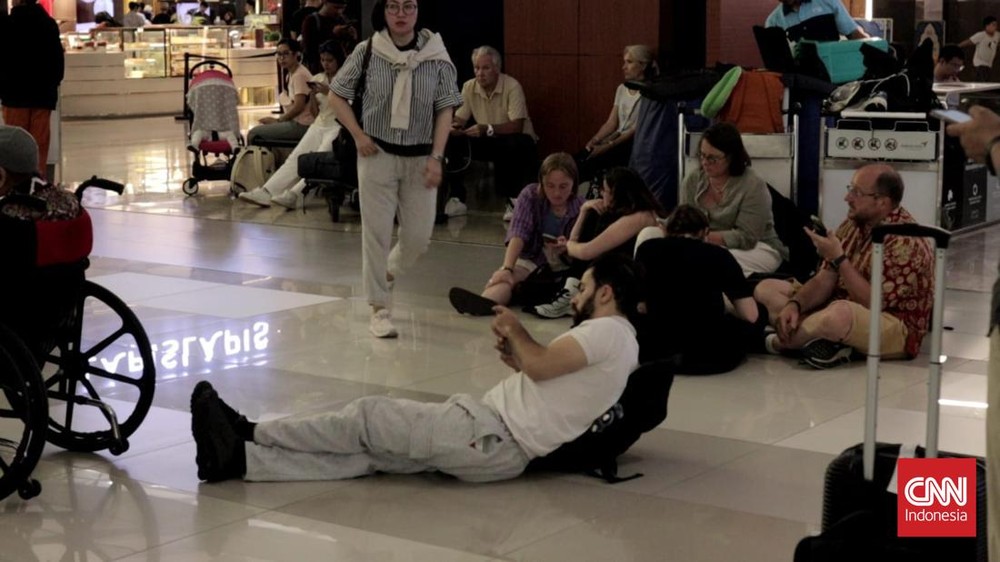 Drama di Soetta: Penerbangan Timur Tengah Batal, Penumpang Frustrasi!