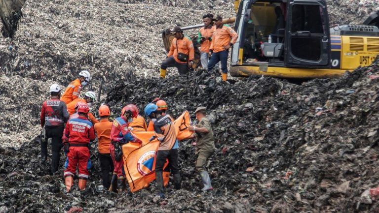 UPDATE! Dua Jasad Longsor Bantargebang Terkuak, Ini Identitasnya!