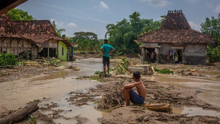 Demak Mencekam! Tanggul Sungai Tuntang Jebol, Kota Tenggelam!