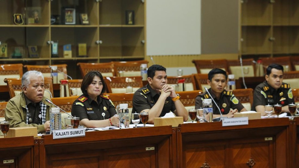 zonamerahnews - Jakarta – Gelombang kontroversi menerpa Kejaksaan Negeri (Kejari) Karo setelah vonis bebas yang dijatuhkan kepada videografer Amsal Sitepu. Imbasnya, Kejaksaan Agung (Kejagung) mengambil langkah tegas dengan menarik Kepala Kejaksaan Negeri (Kajari) Karo, Dante Rajagukguk, beserta sejumlah jaksa yang terlibat dalam penanganan kasus tersebut. Penarikan ini dilakukan menyusul dugaan pelanggaran kode etik dan ketidakprofesionalan jaksa yang mencuat ke publik.