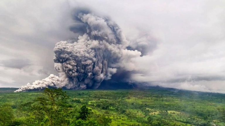 Detik-detik Mencekam: Semeru Erupsi Dua Kali, Warga Diminta Siaga!