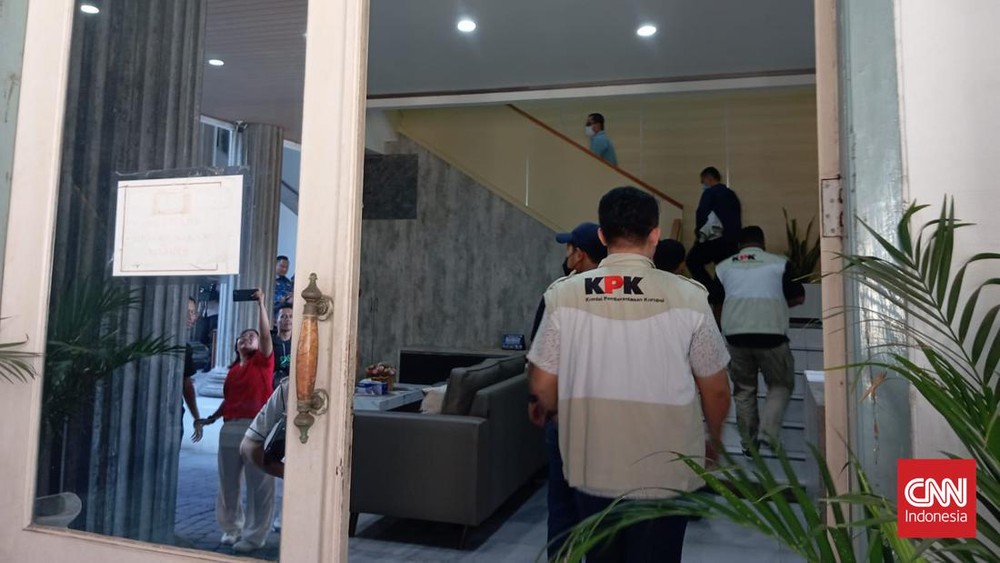KPK Sikat Habis! Rumah Pengusaha Pacitan Digerebek, Kasus Bupati Ponorogo Memanas
