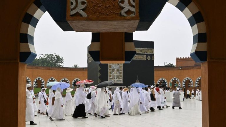 Terbongkar! 18 Calon Haji Ilegal Jatim Gagal Terbang ke Tanah Suci Terbongkar! 18 Calon Haji Ilegal Jatim Gagal Terbang ke Tanah Suci
