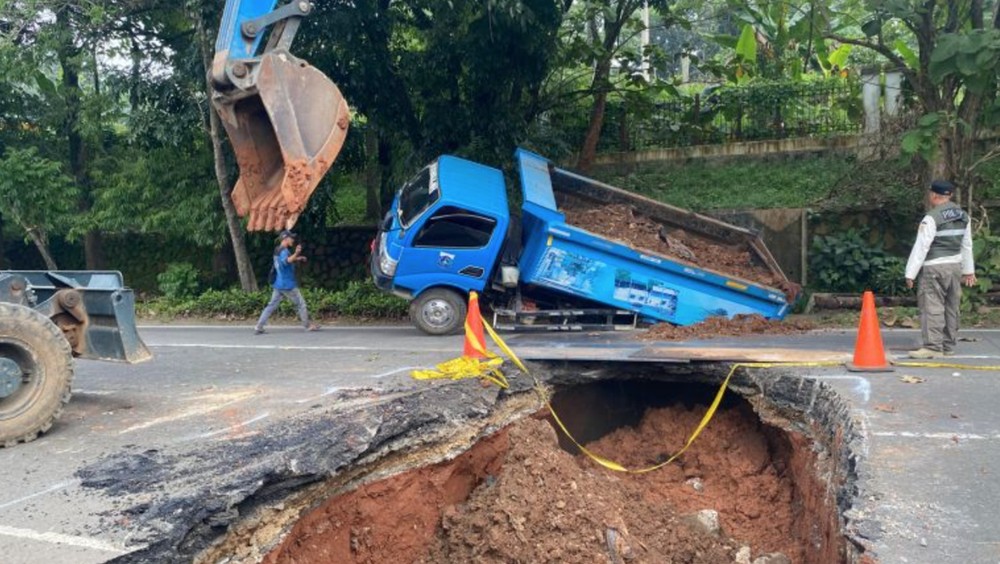Jalan Amblas Lenteng Agung 'Makan Korban', Truk Sudin SDA Terjebak!