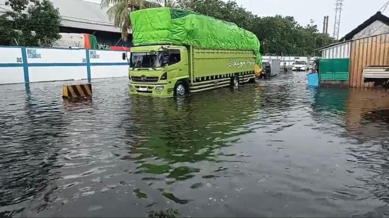 Peringatan Dini! Pesisir Jatim Siaga Banjir Rob Ekstrem Akhir Mei!