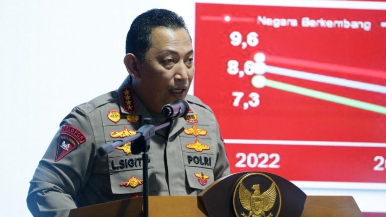 Kapolri Ungkap Fakta Mengejutkan Penahanan Roy Tifa Kapolri Ungkap Fakta Mengejutkan Penahanan Roy Tifa
