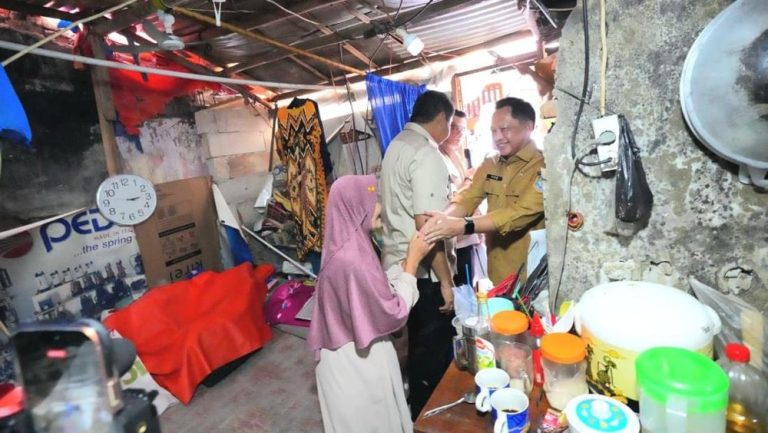Tito Karnavian Kaget Temukan Ini di Bedah Rumah Tito Karnavian Kaget Temukan Ini di Bedah Rumah