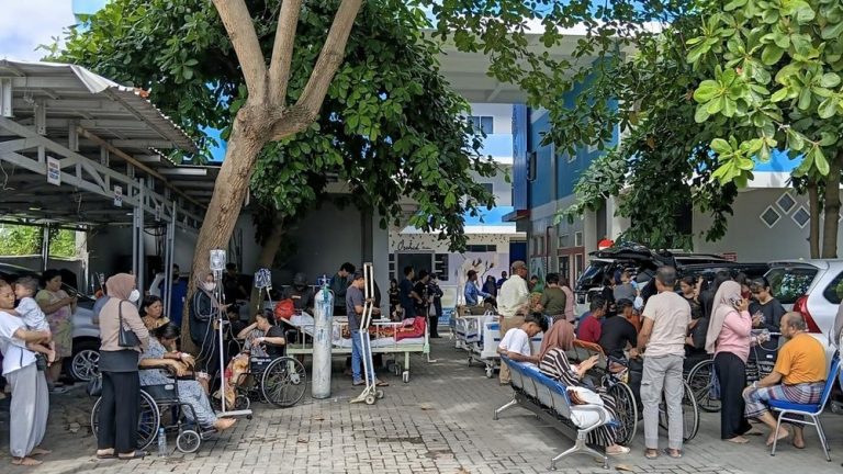 Puluhan Keluarga Menderita Gempa Sulteng Menggila Puluhan Keluarga Menderita Gempa Sulteng Menggila