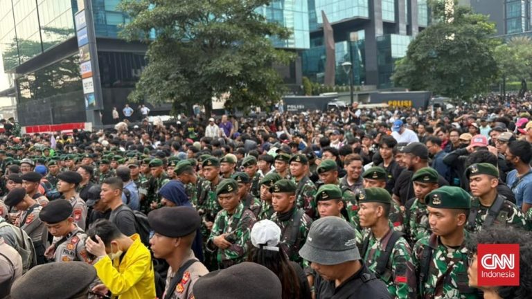TNI Jaga Ketat Demo Mahasiswa Bikin Geger Jakarta TNI Jaga Ketat Demo Mahasiswa Bikin Geger Jakarta