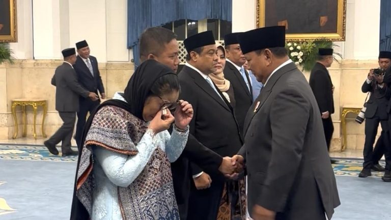 Air Mata Bahagia Nanik Deyang Usai Dilantik Prabowo Air Mata Bahagia Nanik Deyang Usai Dilantik Prabowo