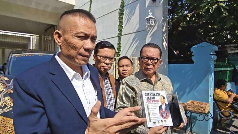 Jokowi Dukung Penuh Buku Ijazah Asli UGM