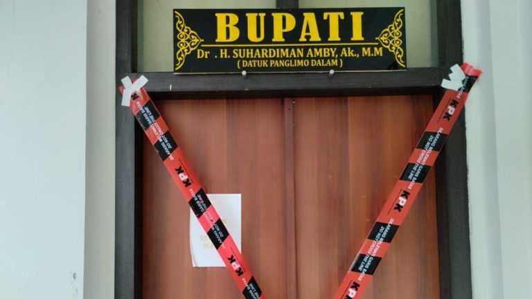 KPK Buru Mobil Mewah Bupati Skandal Suap Kuansing