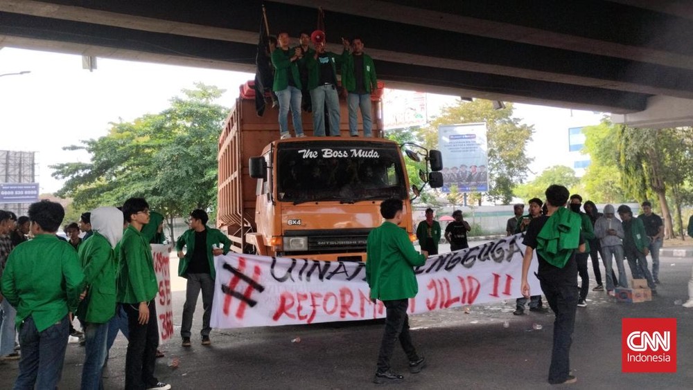 Aksi Panas Mahasiswa Makassar Tuntut Kebijakan Penting