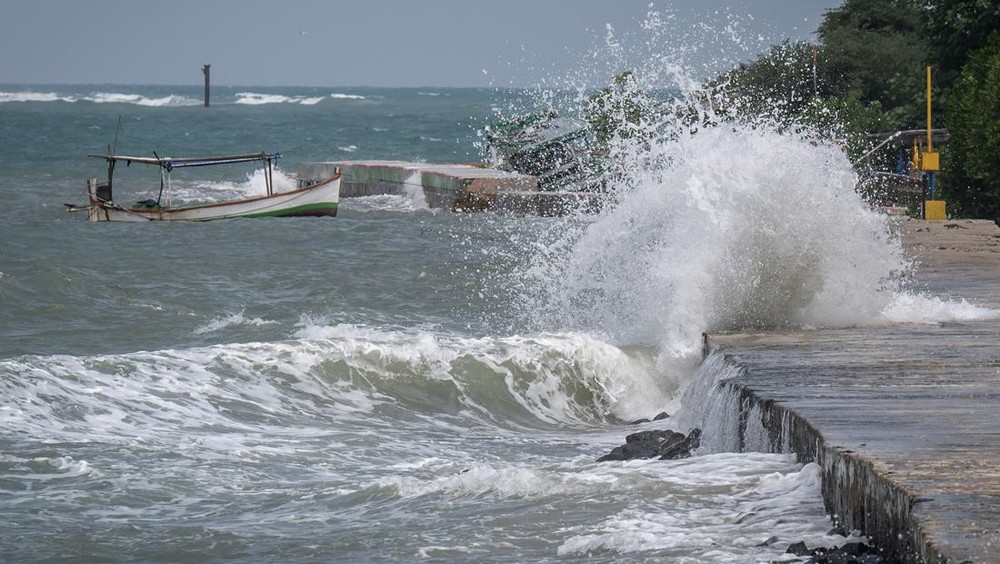Waspada Gelombang Laut Jawa Timur Mencekam