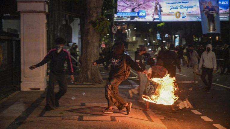 Geger Amplop Misterius di Demo Surabaya Siapa Dalangnya