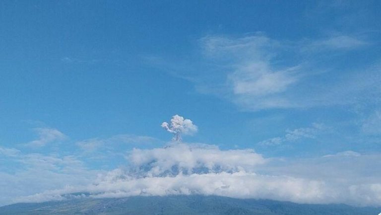 Semeru Menggila Pagi Ini Abu Membubung Tinggi