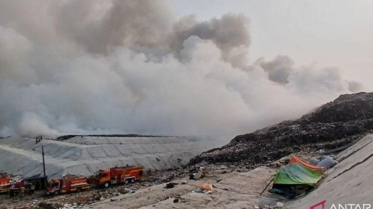 Jatiwaringin Membara Dua Heli dan Hujan Buatan Turun Tangan Jatiwaringin Membara Dua Heli dan Hujan Buatan Turun Tangan