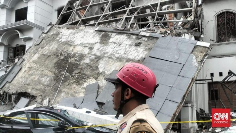 Horor Ledakan Grand Polonia Satu Tewas Horor Ledakan Grand Polonia Satu Tewas