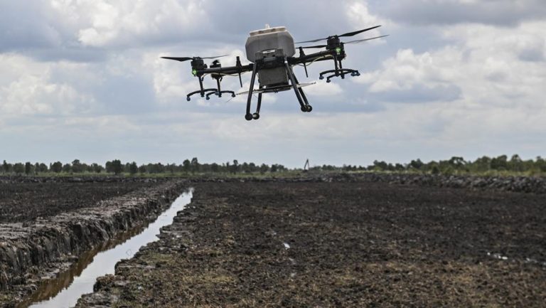 Petani Tuban Terbang Drone Raksasa Bikin Heboh Petani Tuban Terbang Drone Raksasa Bikin Heboh