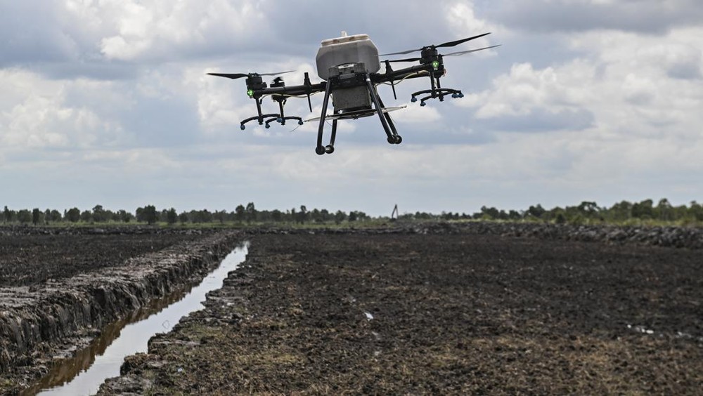 Petani Tuban Terbang Drone Raksasa Bikin Heboh