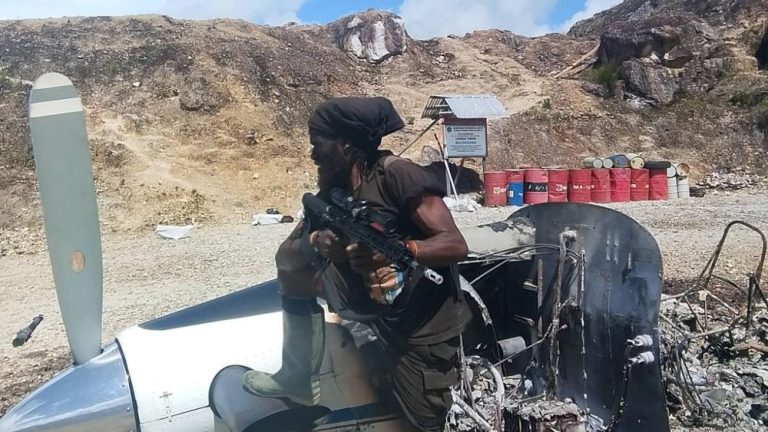 Terkuak Pilot AS Tewas Tragis di Papua Pesawat Dibakar Terkuak Pilot AS Tewas Tragis di Papua Pesawat Dibakar