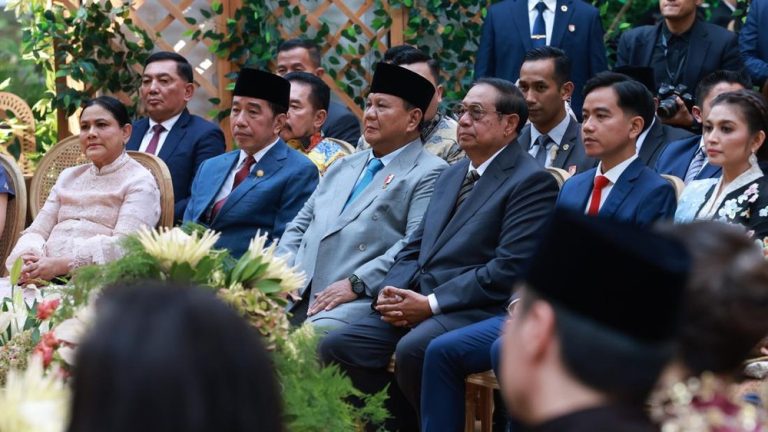 Foto Langka Tiga Presiden Duduk Akur Bikin Heboh Foto Langka Tiga Presiden Duduk Akur Bikin Heboh