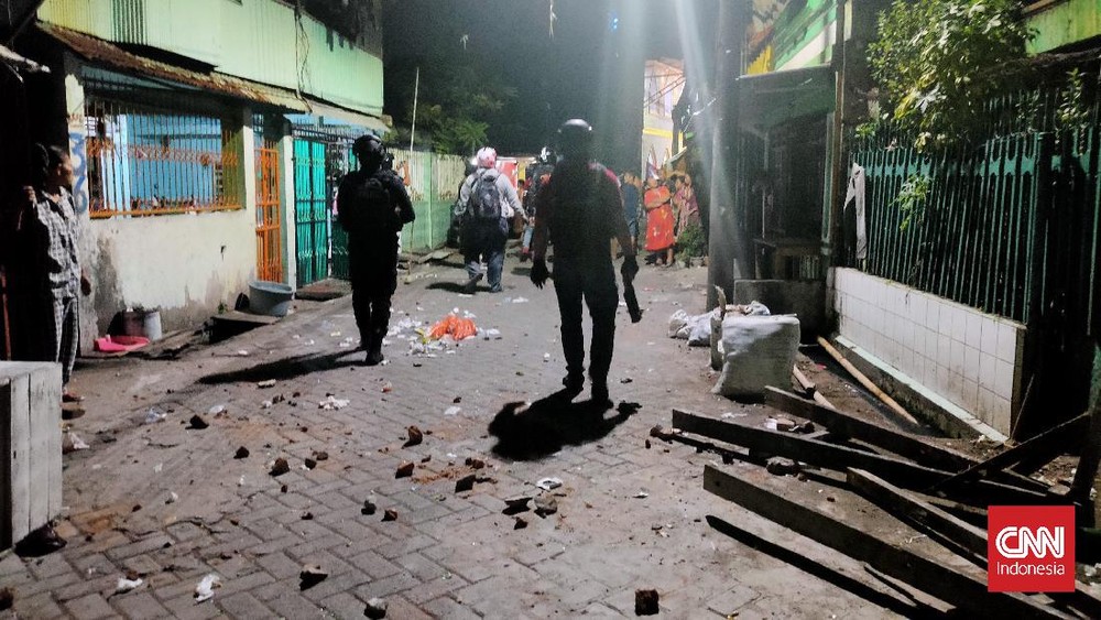Ngeri Polisi Diserang Warga Saat Selamatkan Wanita