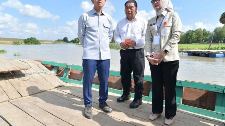 Wapres Gibran Terjang Arus Demi Jembatan Mangkrak Wapres Gibran Terjang Arus Demi Jembatan Mangkrak