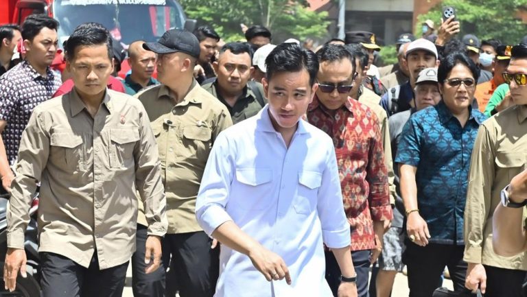 Geger Bupati Siak Curhat Utang Ratusan Miliar ke Gibran Geger Bupati Siak Curhat Utang Ratusan Miliar ke Gibran