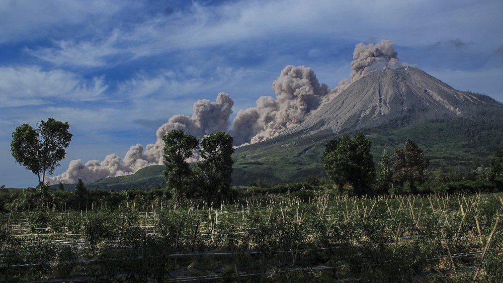 Sinabung Menggeliat Waspada Bahaya Mengintai