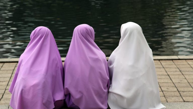 Kepsek Larang Jilbab Toraja Dicopot Pangkat Turun Kepsek Larang Jilbab Toraja Dicopot Pangkat Turun