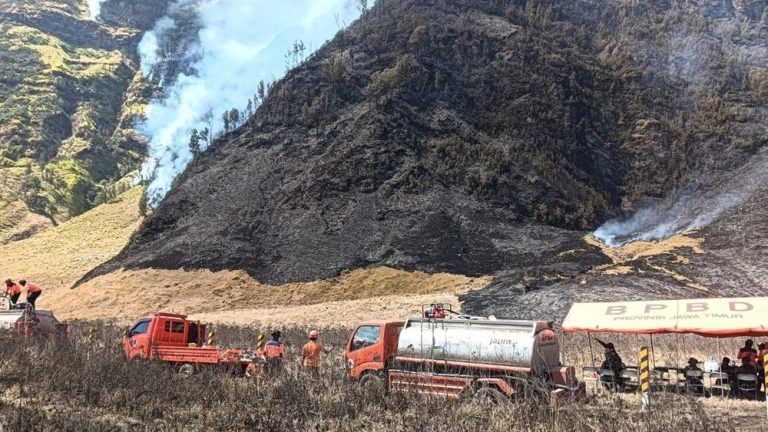 Bromo Membara Ratusan Hektare Ludes Sekejap Bromo Membara Ratusan Hektare Ludes Sekejap