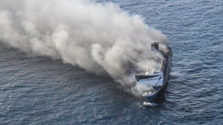 Detik Mencekam Sopir Truk Lolos Maut di Laut Detik Mencekam Sopir Truk Lolos Maut di Laut