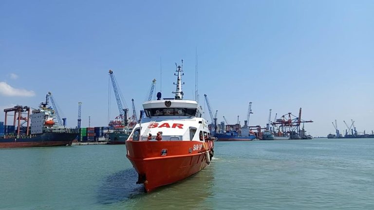 Horor di Laut Penumpang Panik Lompat dari Kapal Terbakar