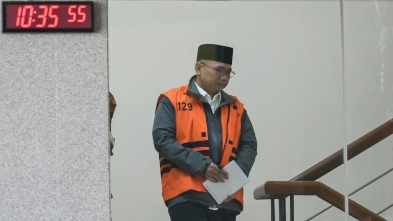 Sidang Perdana Eks Menag Gegerkan Publik