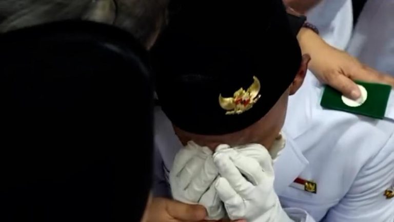 Air Mata Bangga Paskibraka Usai Tugas Suci