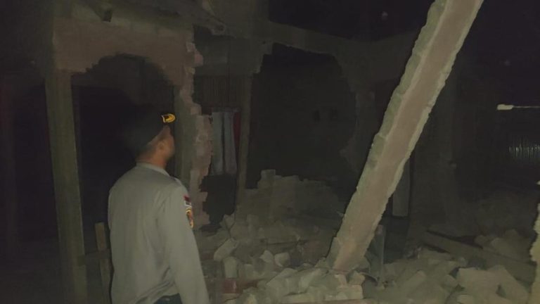 Detik-detik Polisi Terobos Desa Terisolasi Gempa NTT