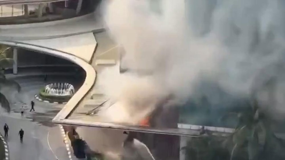 Api Menggila Hotel Pullman Jakarta Barat Terbakar