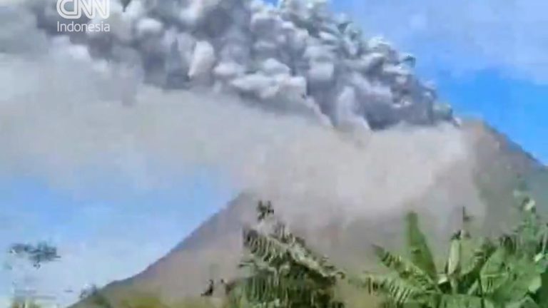 Letusan Sinabung Mengguncang Langit Sumatera