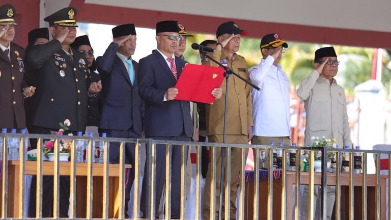 Heboh Menteri Ikuti Upacara Kemerdekaan di Lokasi Gempa