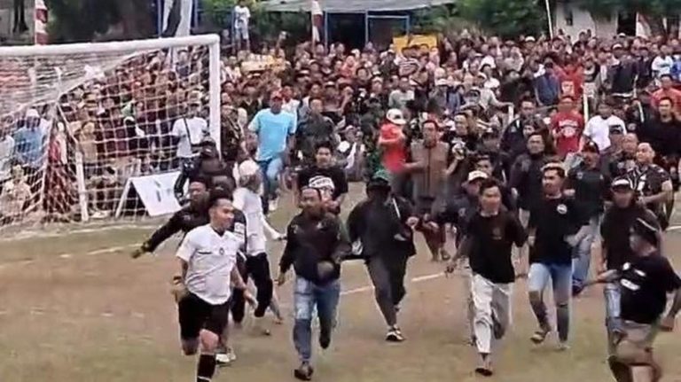 Viral Wasit Tarkam Dihajar Massa Usai Putusan Berani