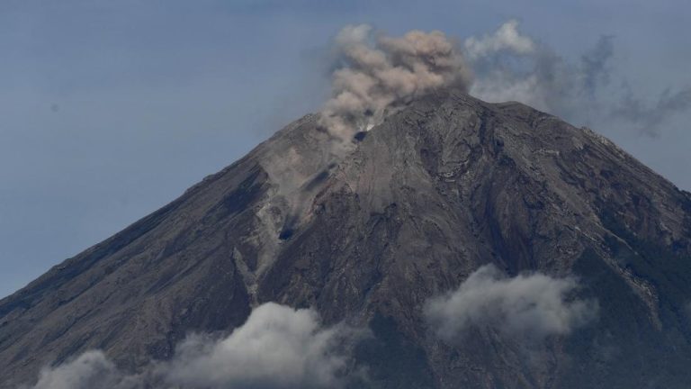 Gemuruh Dahsyat Semeru Gegerkan Warga Lumajang Gemuruh Dahsyat Semeru Gegerkan Warga Lumajang